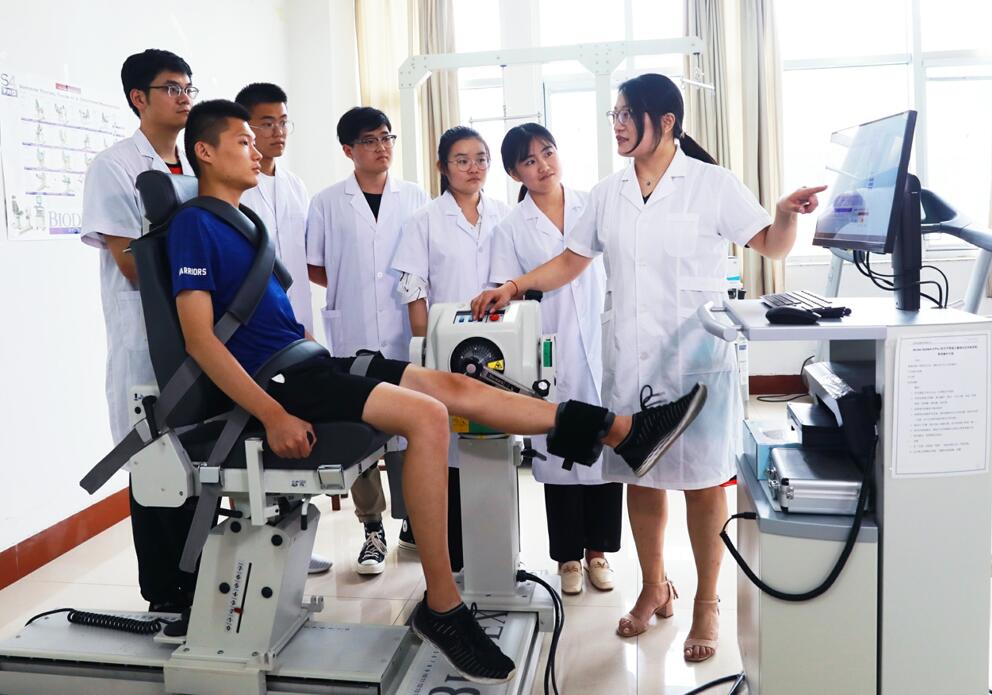 一组我系开展康复针推专业实训教学的掠影