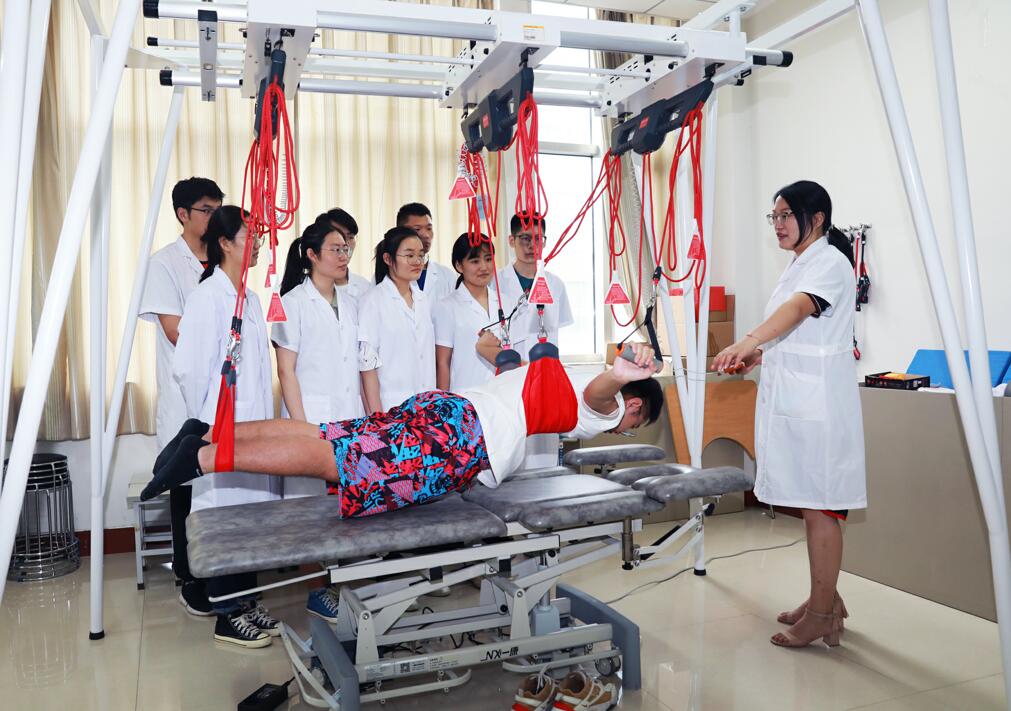 一组我系开展康复针推专业实训教学的掠影