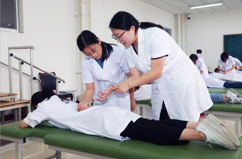 一组我系开展康复针推专业实训教学的掠影